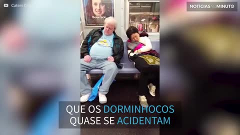 Estranhos dorminhocos quase se trombam no metrô