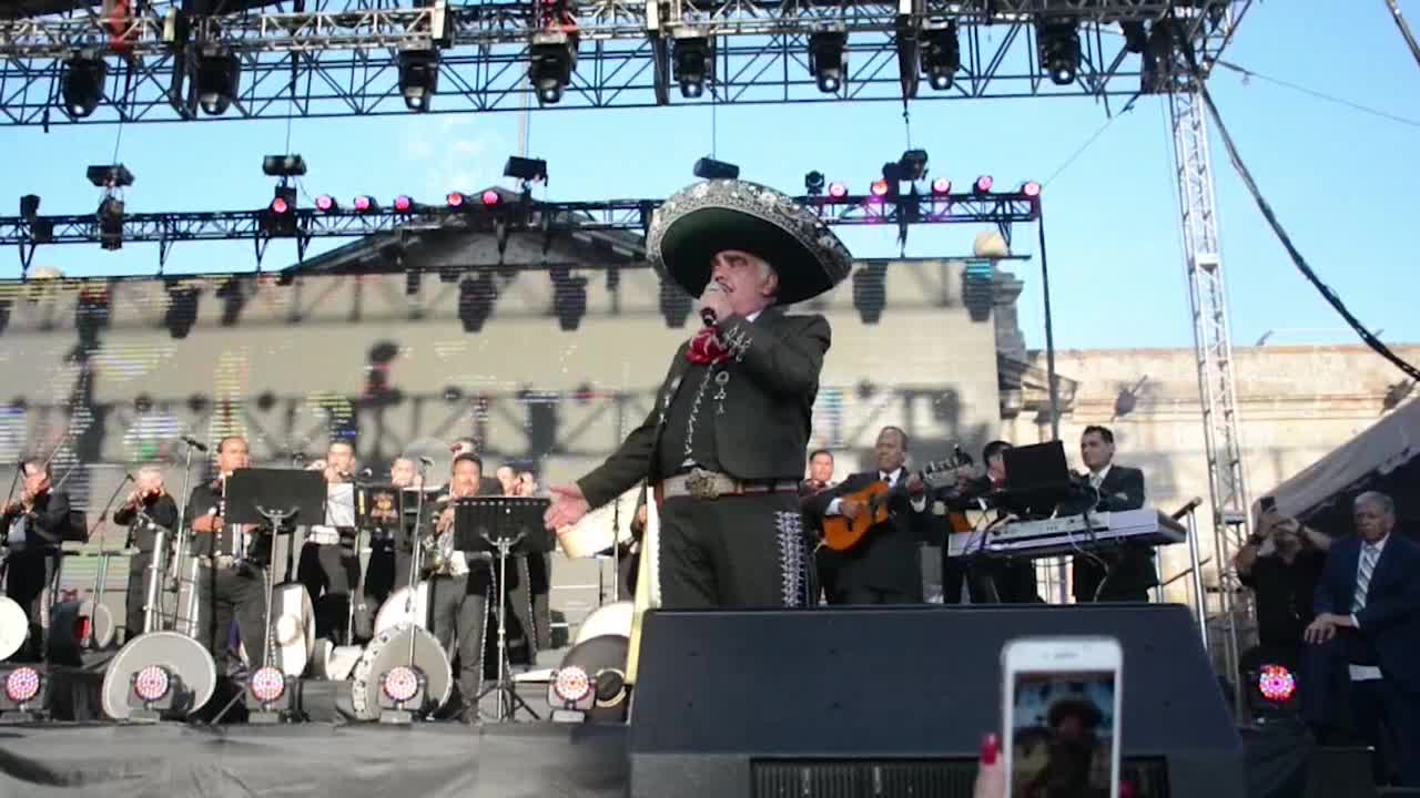 Vicente Fernández vuelve a los escenarios durante un homenaje en México