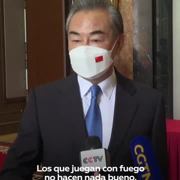 Il ministro degli Esteri cinese Wang Yi ha dichiarato che "chi gioca con il fuoco non otterrà nulla di buono e che chi insulta la Cina deve essere punito" e che "GLI USA HANNO VIOLATO LA SOVRANITà DELLA CINA DI UNA SOLA CINA".