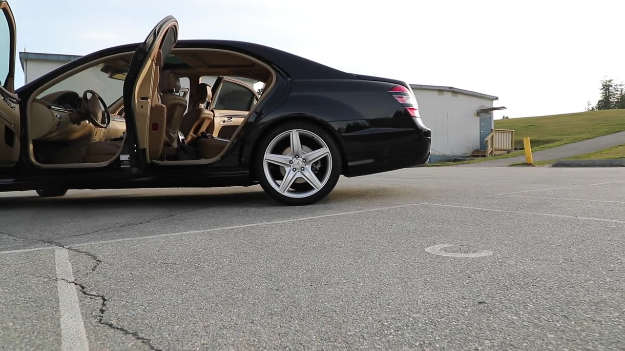 INTERIOR VIEW OF A LUXURIOUS CAR