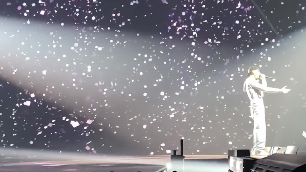 Justin Bieber's 2022 World Tour "anyone" live