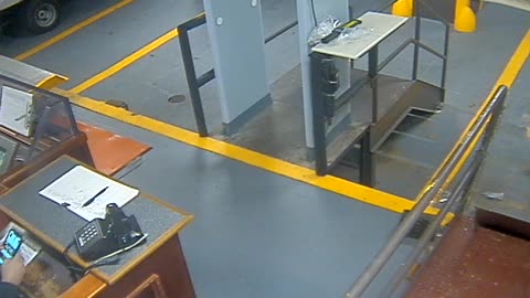 3205LHOBBACStLoadingDock_2021-01-06_13h19min50s717ms.mp4