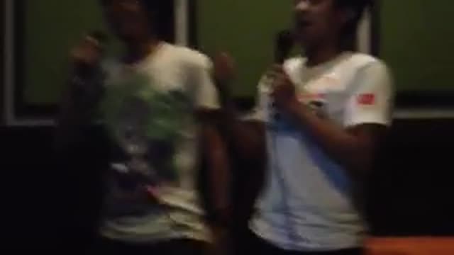 Two hilarious dudes went to the karaoke, see what happened !