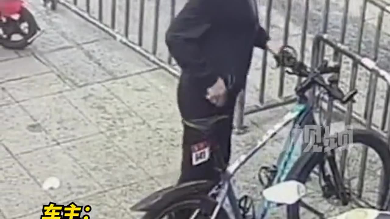 Stealing a bicycle in broad daylight大白天偷自行车