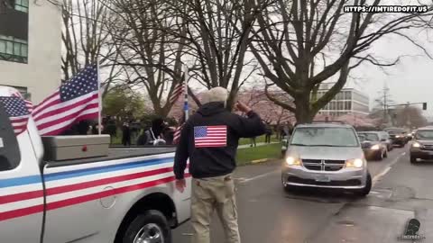 Man in Oregon pulls gun on violent Antifa supporters, gets detained by police.