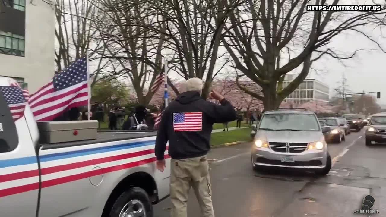 Man in Oregon pulls gun on violent Antifa supporters, gets detained by police.