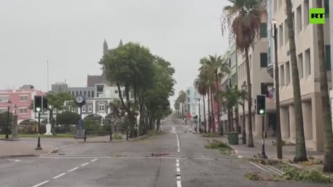 Locals in Bermuda hunker down as Hurricane Ernesto makes landfall.mp4