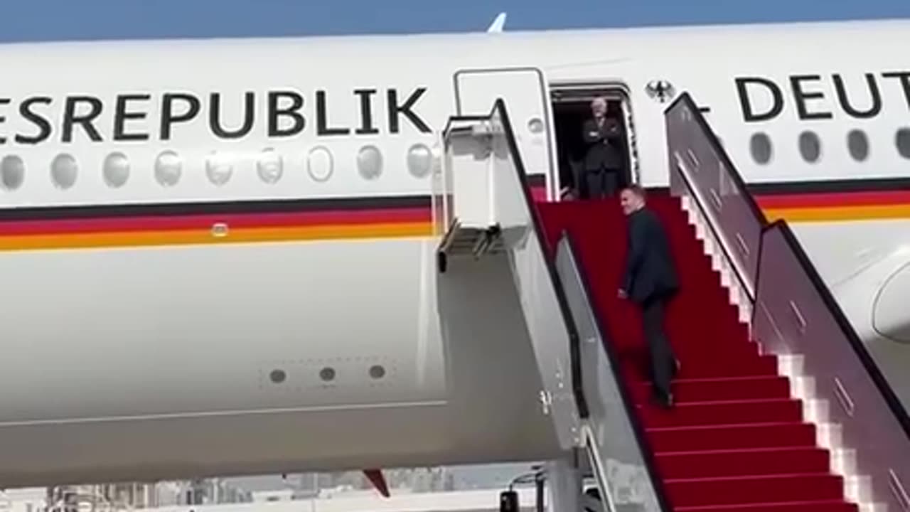 ⚡️Президента Германии Штайнмайера по прибытию в Катар забыли встретить.
