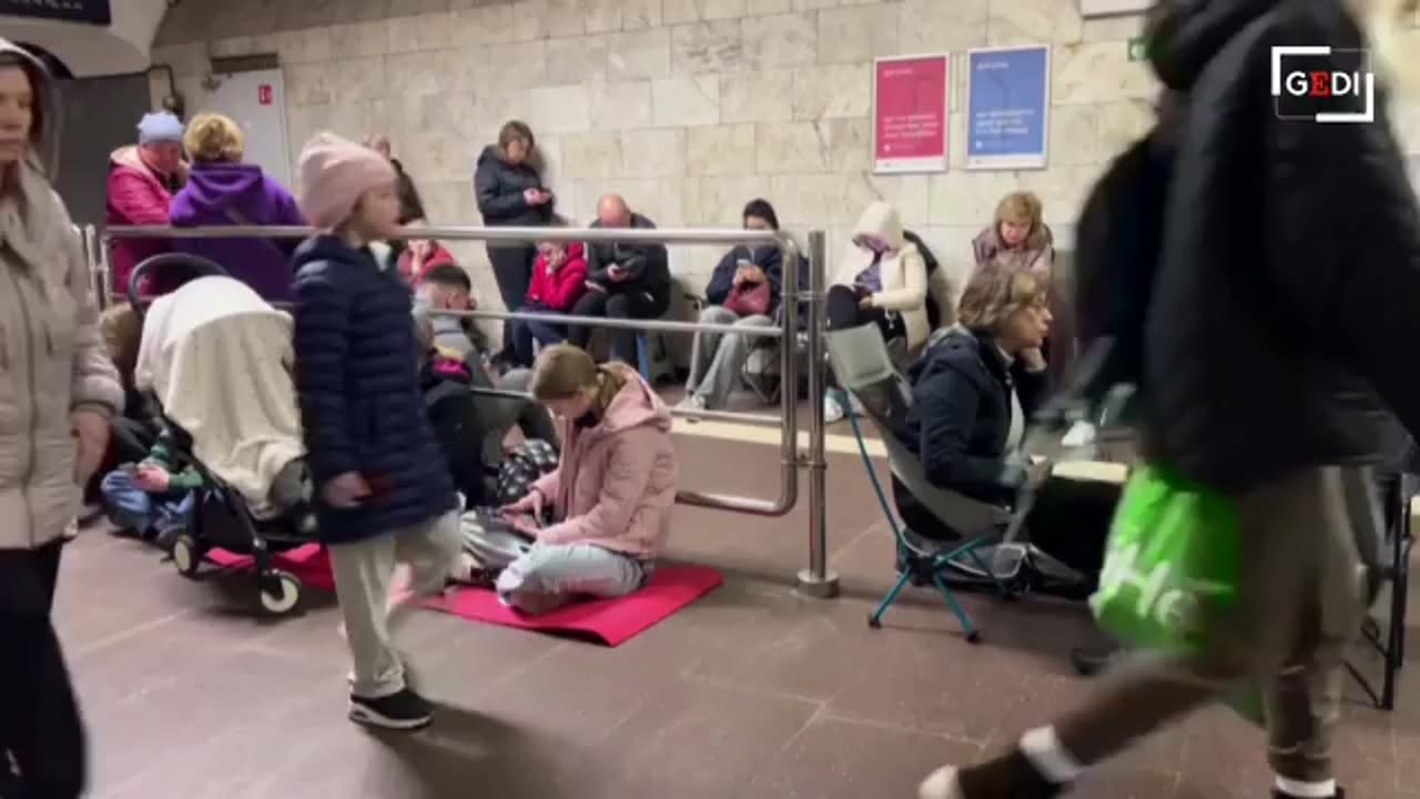 Rusia bombardon 5 orë pa ndalim Kievin, banorët strehohen nëpër metro