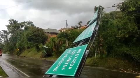 Por otra parte se conoció de afectaciones en redes y techos de las viviendas del casco urbano.