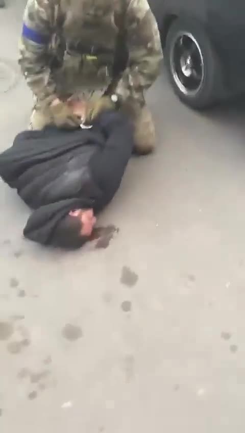 🔥💥🔥Video reveals how Ukrainian☠️forces arrest and beat their own compatriots🆘❗️❗️❗️