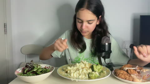 ASMR Mac and Cheese mukbang