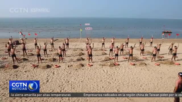 Soldados del Ejército Popular de Liberación de China participan en maniobras militares marítimas