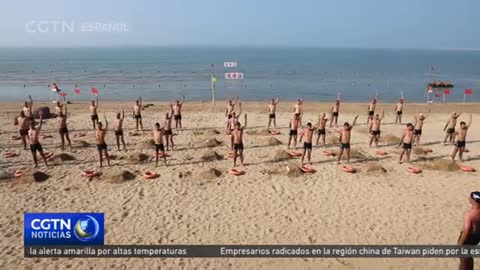 Soldados del Ejército Popular de Liberación de China participan en maniobras militares marítimas