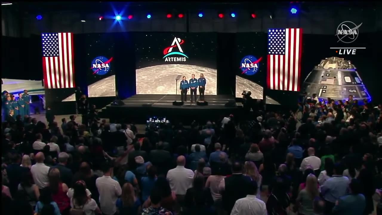Who will fly around the world 🌎 with NASA