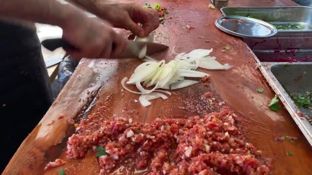 The sound of the great master chopping meat has a strong rhythm