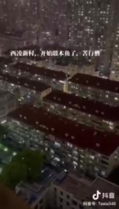 🇨🇳 People in China protest lock downs by banging pots and pans hoping they will be let free.