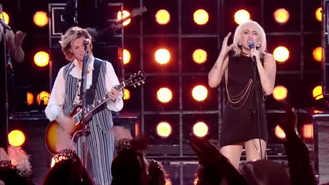 Miley Cyrus and Brandi Carlile Perform “The Story” and “The Climb” | Mi