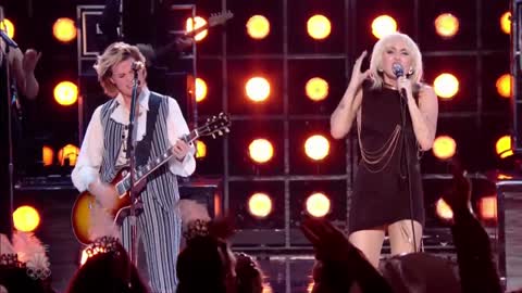 Miley Cyrus and Brandi Carlile Perform “The Story” and “The Climb” | Mi