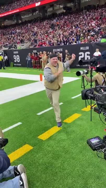 You won't believe this NFL photographer's dance moves!