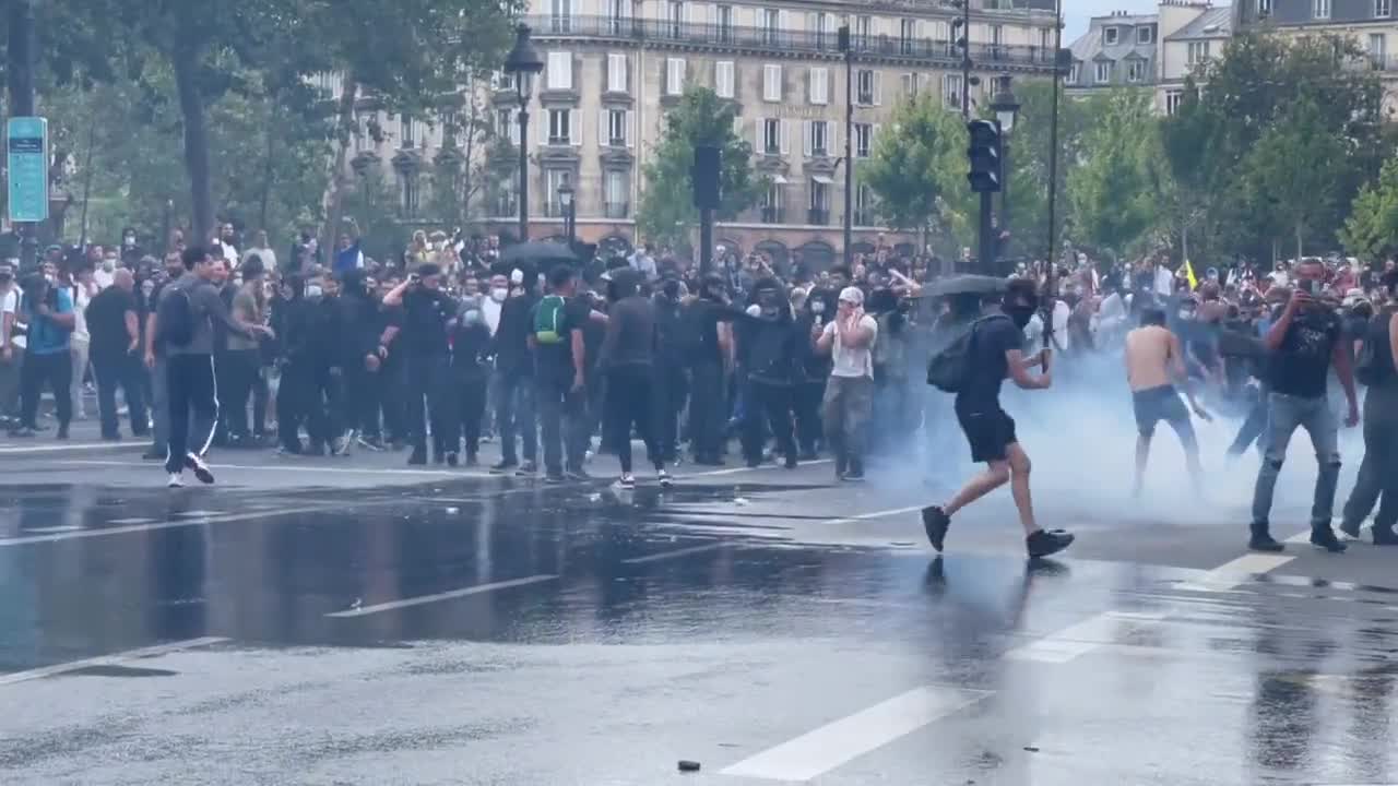 Darren of Plymouth 🇬🇧 - protesters in Paris, France