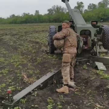 Ukrainian Artillery Group Sending Rounds