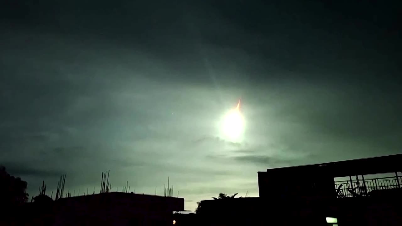 Asteroid lights up the sky over northern Philippines