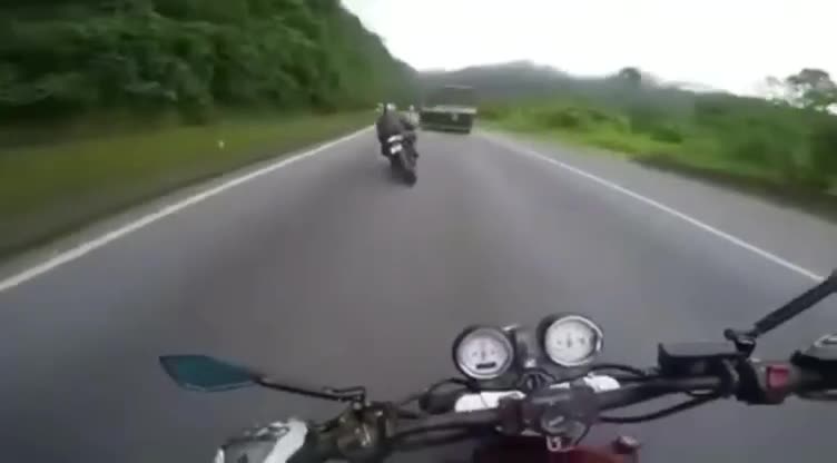 OLHA OQUE ESSE MOTOQUEIRO PASSOU