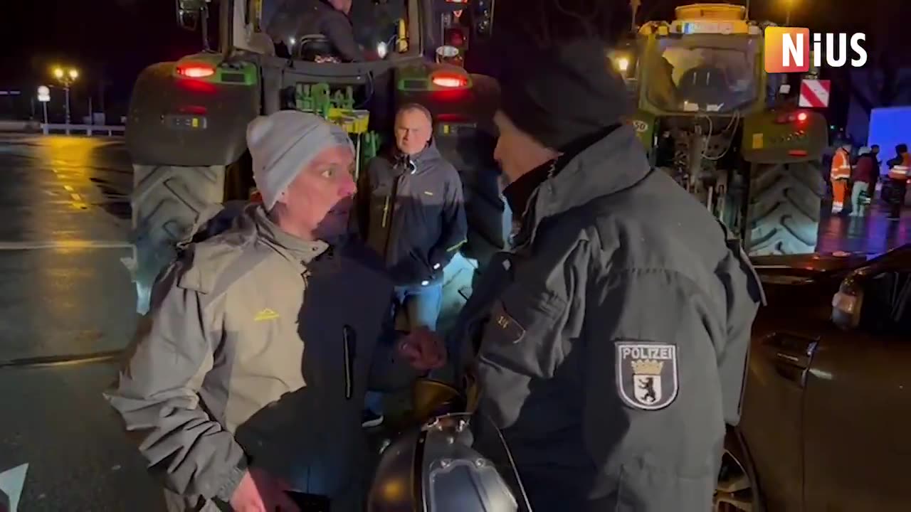 Bauern Proteste im Zitat: Demonstrant: Demokratie! Polizist: Das entscheidest du doch nicht...