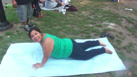 Luodong Massages Mature Mexican Woman In Green Shirt At The Park