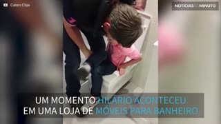 Menino fica preso em privada de loja!