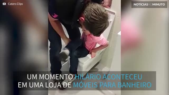 Menino fica preso em privada de loja!