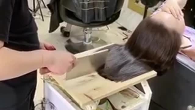 Cut the hair with a knife