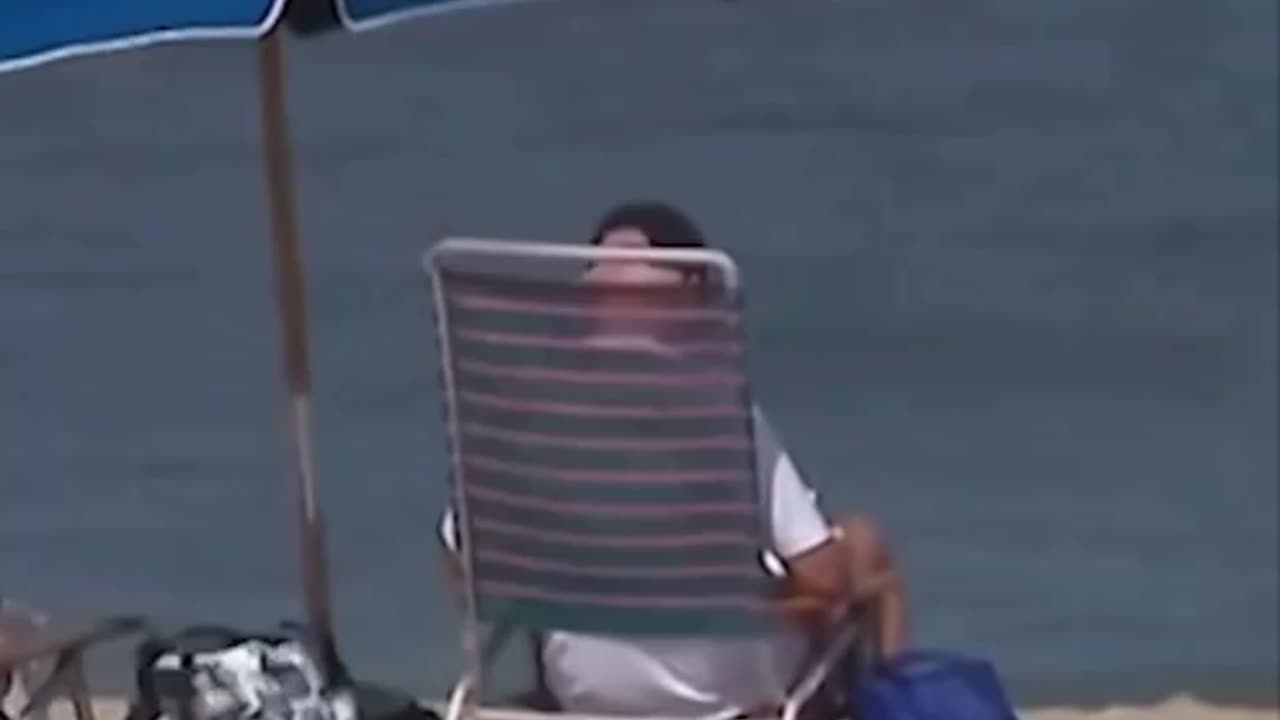 1% Joe Chilling On The Beach.. 🏝️