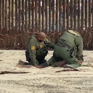 US Border Patrol Tackle and Arrest Smugglers At The Border