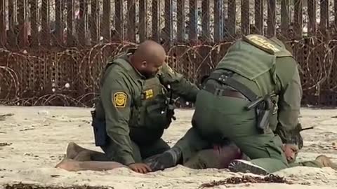 US Border Patrol Tackle and Arrest Smugglers At The Border