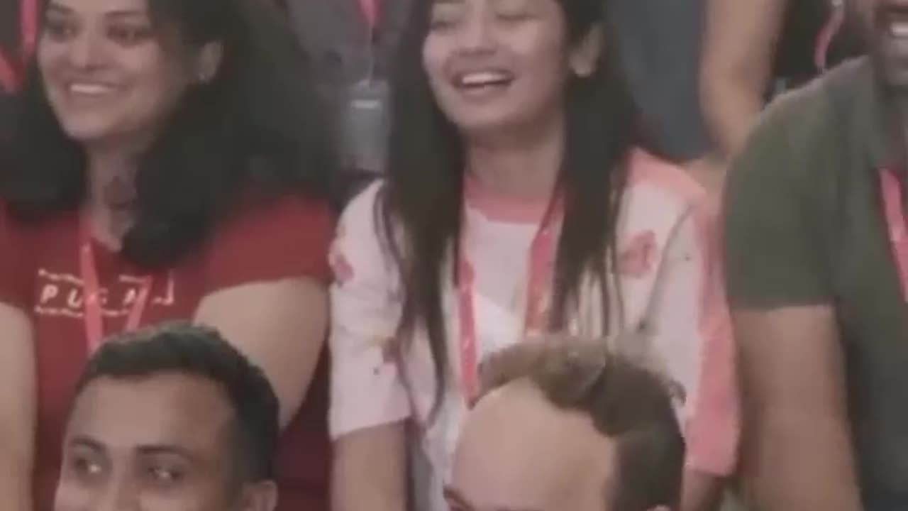 Anushka trolls virat