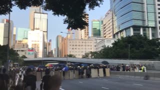 Barricadas, calles cortadas y represión policial marcan huelga en Hong Kong