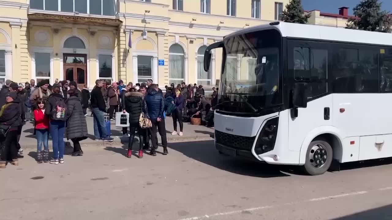 🇷🇺🚌Russian servicemen organized a safe route for about 90 citizens of Russia, Moldova and Ukraine to move them from Kherson region to the territory of the Russian Federation.