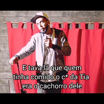 Humorista cita Elenco B em palco de Stand Up Comedy