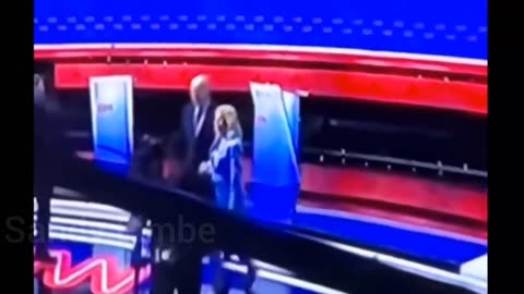 Selesai Debat Dengan Trump, Biden Turun Dari Tangga Seperti Kakek Tua Yang Kaku