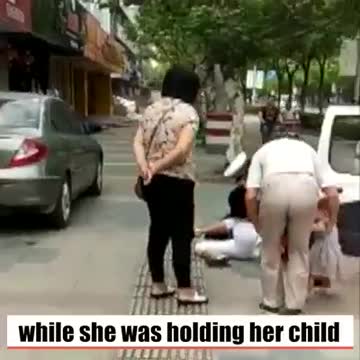 China: Police Slam Mother Holding Child Over Traffic Fine