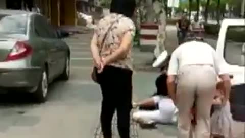 China: Police Slam Mother Holding Child Over Traffic Fine