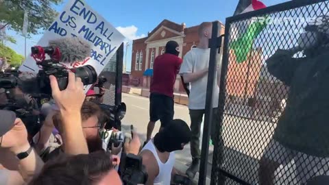 🚨A FENCE HAS BEEN TORN DOWN BY LEFTISTS OUTSIDE THE DNC. 🚧