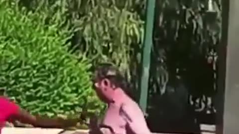 Man tries to drown a woman in a public fountain