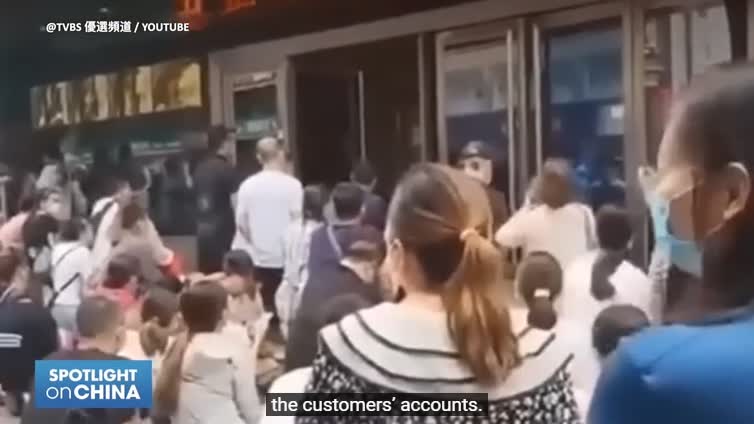 Accounts of Shenzhen depositors inexplicably frozen, banks response sparks anger