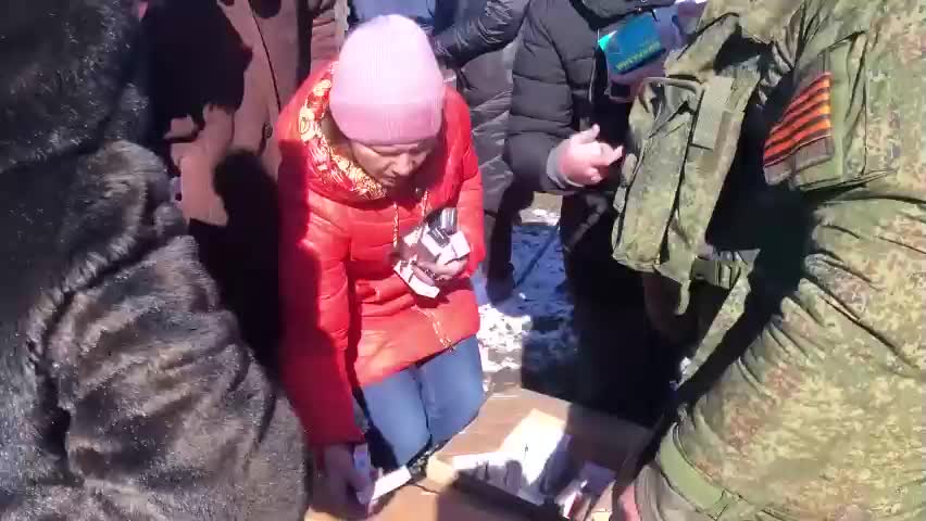 "L'ESERCITO RUSSO CONSEGNA AIUTI AGLI UCRAINI NELLA REGIONE DI KHARKIV!!" (CIO' CHE LE TV NON VI MOSTRANO)