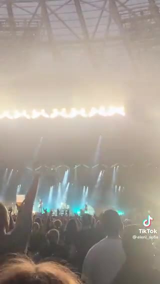 Billie Joe Armstrong tells UK crowd, "F*ck America, I'm f*cking renouncing my citizenship."