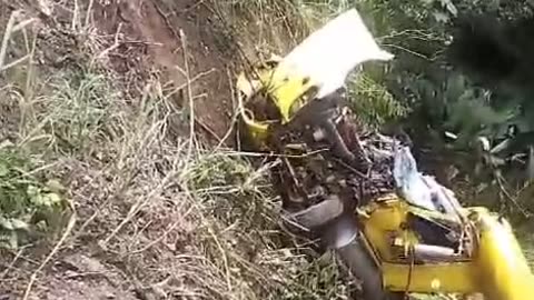 Camión que se fue a un abismo en la vía a Rionegro