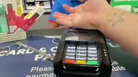 Primer británico en pagar con microchip implantado en su mano